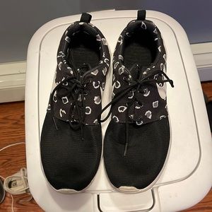 Nike size 9 black & white sneakers
